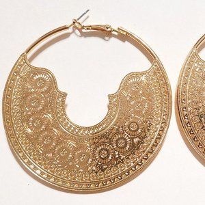 Detailed Gold Hoops